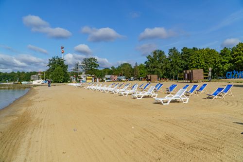 Leżaki na plaży miejskiej