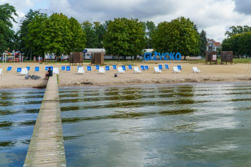 Leżaki na plaży miejskiej