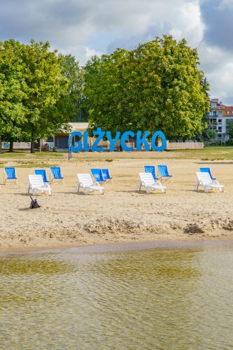 Leżaki na plaży miejskiej